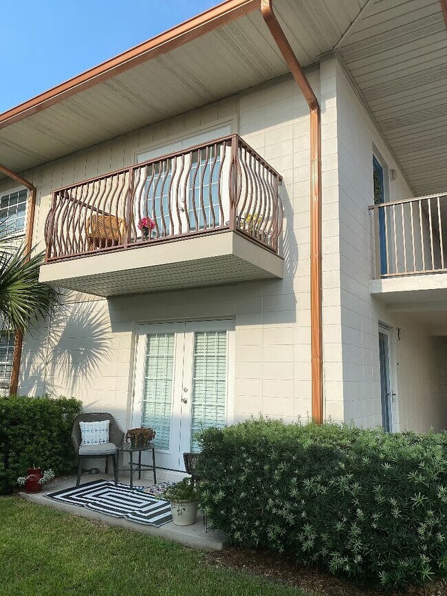 Building Photo - 2100 W Beach Dr