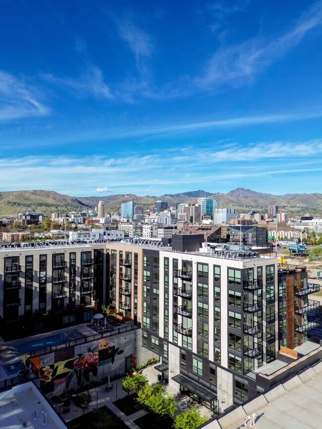 Building Photo - 610 400 W