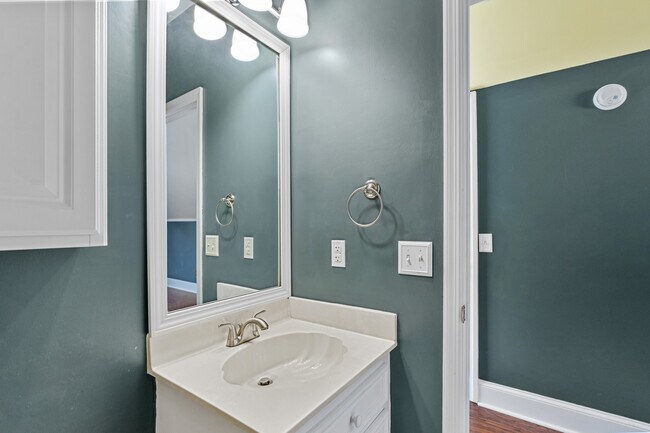 Building Photo - 710 Woodcreek Ct