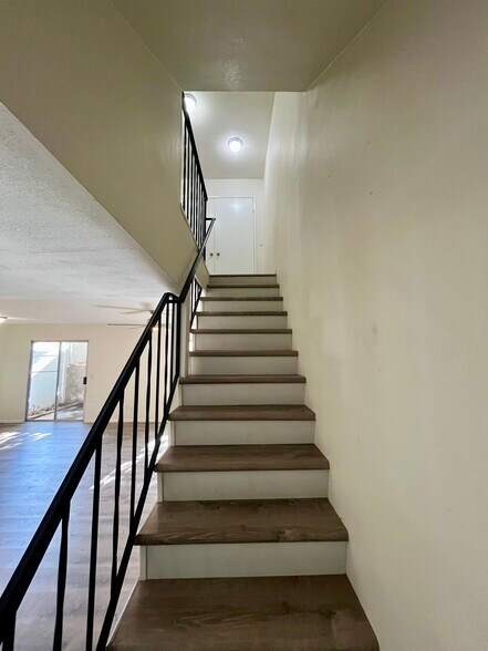 Building Photo - 2112 E Vista Way