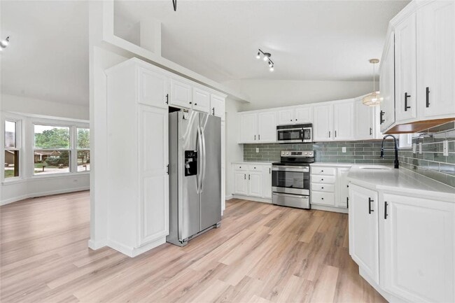 Building Photo - 802 Notre Dame Dr