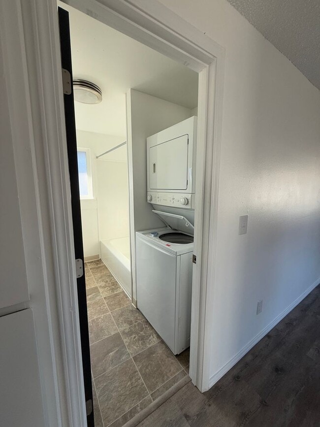 Building Photo - 1011 SE Locust St