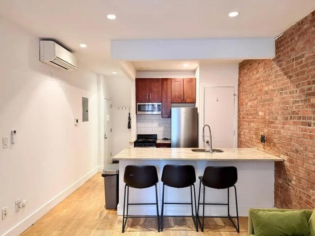 Building Photo - 1694 Park Ave