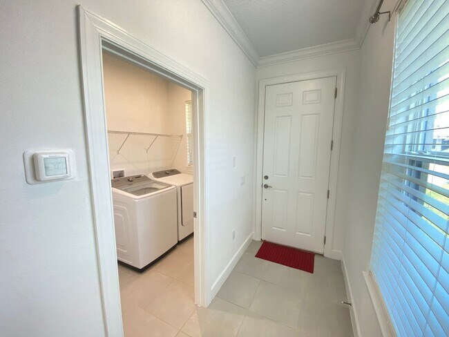 Building Photo - 2182 Palm Tree Dr