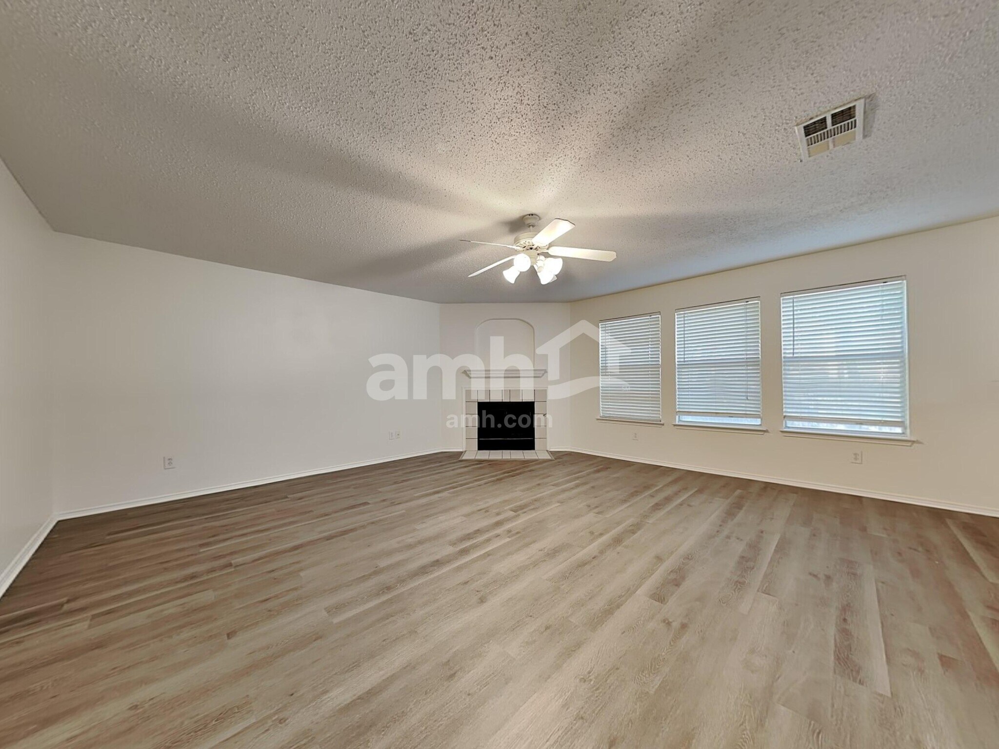 Building Photo - 163 Southlake Dr
