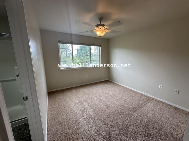 Building Photo - 3 Bedroom Renton Townhome Available NOW!
