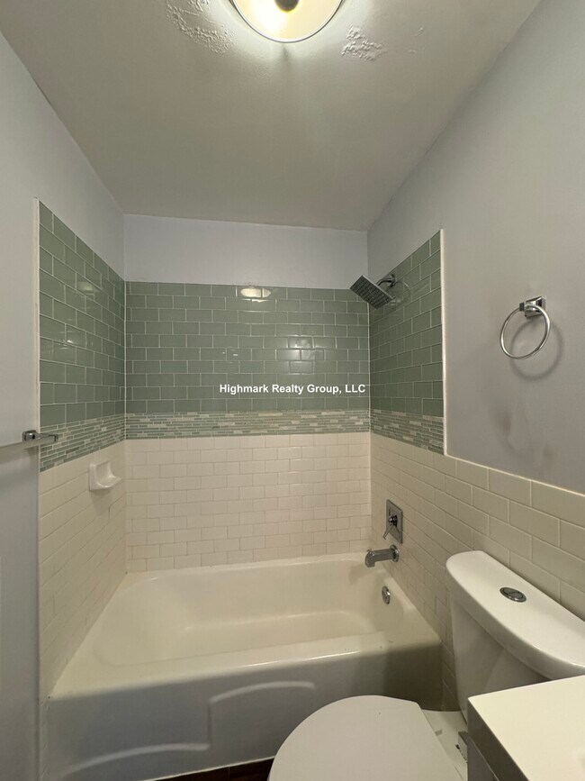 Building Photo - 3825 N Pine Grove Ave