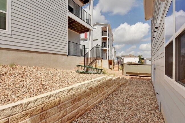 Building Photo - Gorgeous Edgewick Condo