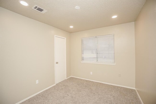 Building Photo - 15607 Cabot Creek Cir
