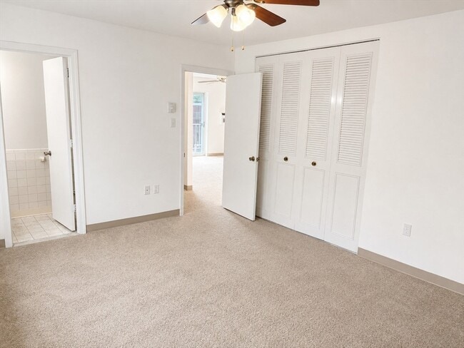 Building Photo - 25 Greentree Ln
