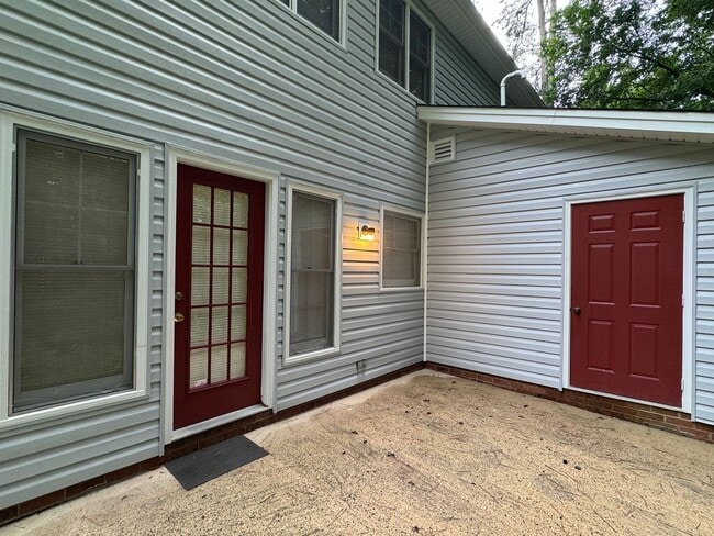 Building Photo - Very attractive 2 story townhouse.