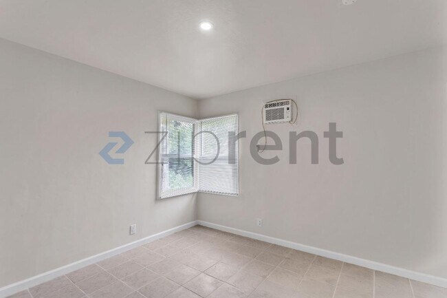 Building Photo - Unit 5