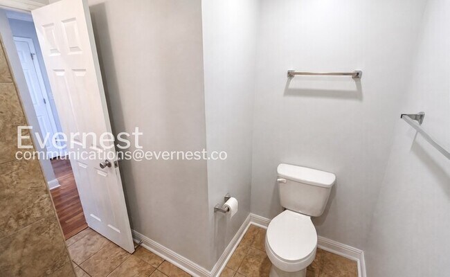 Building Photo - 2 Bed/1 Bath Home with Garage / Available Now!