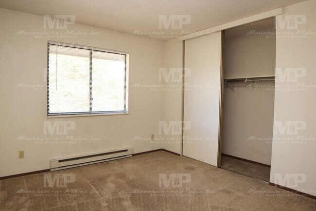 Building Photo - 925 Columbia Rd