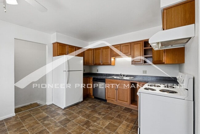 Building Photo - Charming 1/2 Duplex with Washer/Dryer!