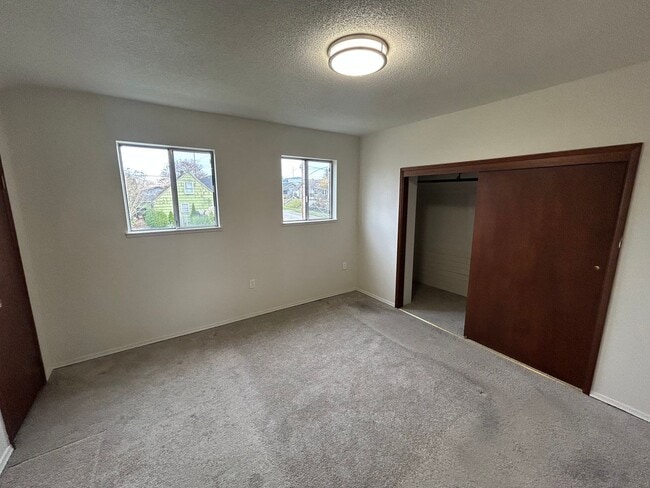 Building Photo - Great 3 bedroom 1.75 bath House in Tacoma with large backyard!