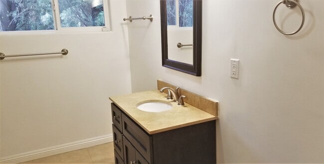 Building Photo - Amazing 2-Story 4 Bdr 3 Bath Family Home i...