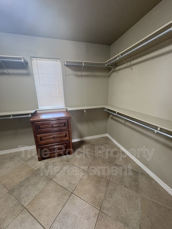 Building Photo - 817 Cypress Dr