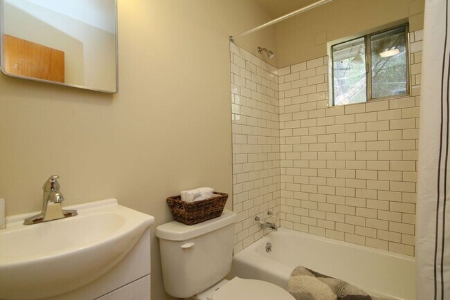 Building Photo - Chapel Hill/2BR Brookside Condo