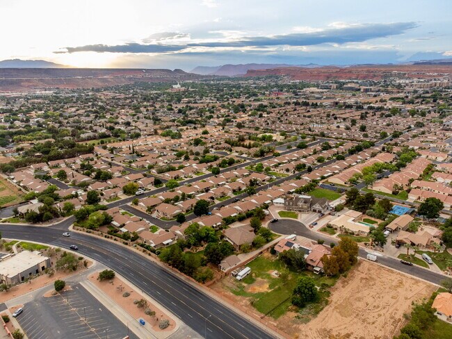 Building Photo - "Spacious 4-Bedroom, 4.5 Bathroom 4792 sq. ft. Retreat with Scenic Views and Cozy Fireplace in St...