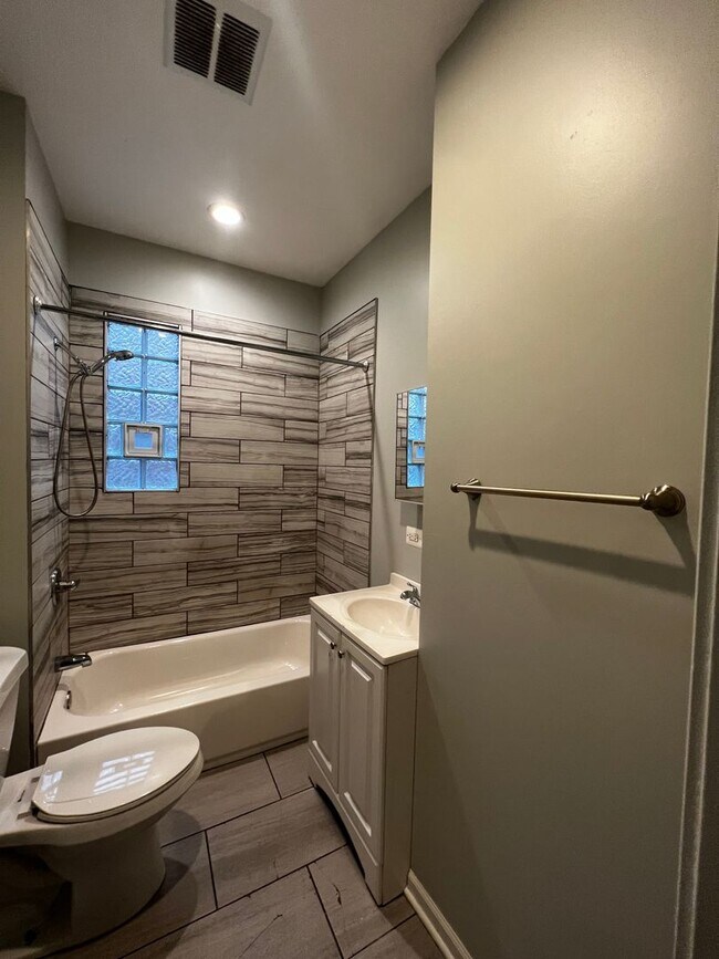 Building Photo - East Chicago