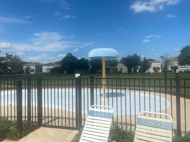 Building Photo - 5 BEDROOM HOUSE WITH PRIVATE POOL AND LAKE...
