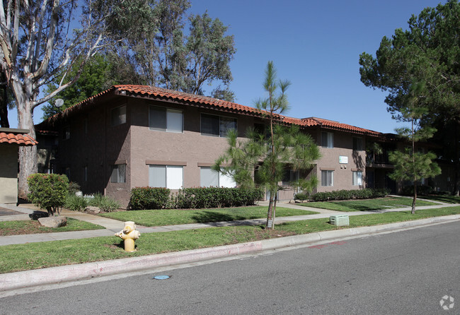 Building Photo - The Lakes at Corona