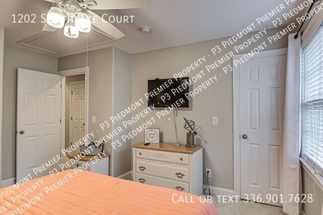 Building Photo - 1202 Southlake Ct