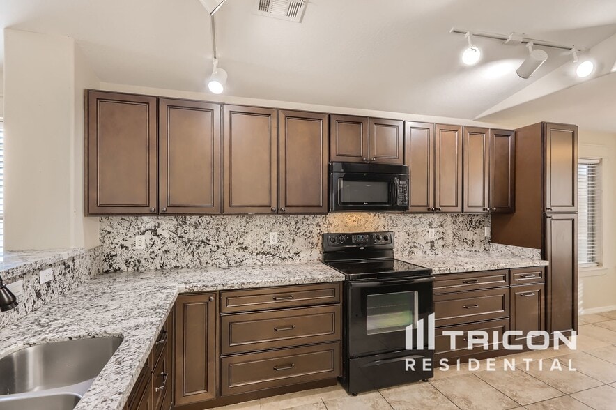 Building Photo - 9128 N 184th Ln