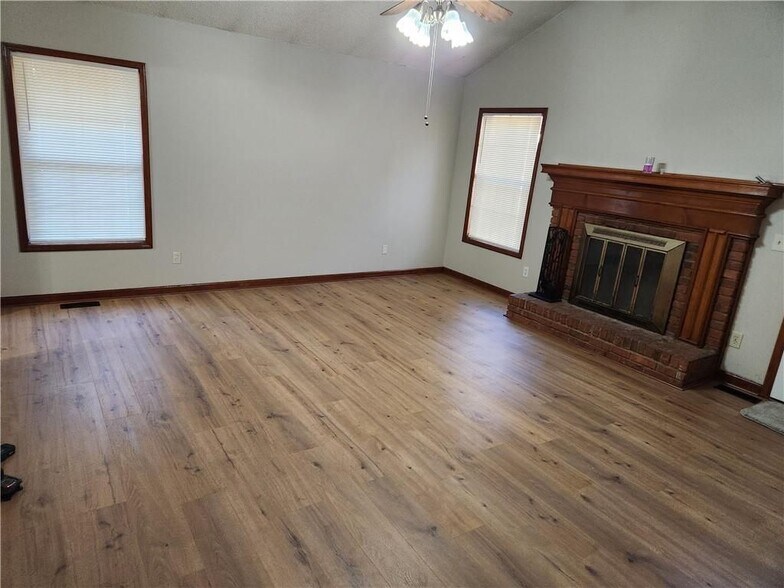 Building Photo - 3234 Valley View St