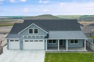 Building Photo - Generational suite w/separate entrance!