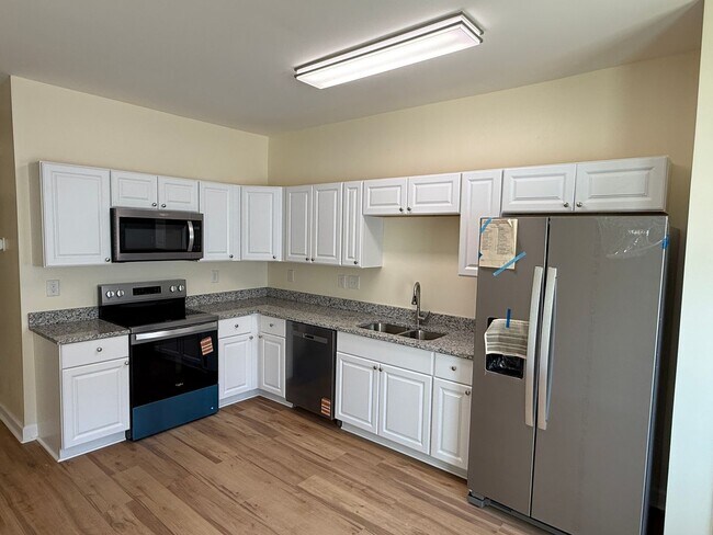 Building Photo - 7045 Somerset Springs Dr