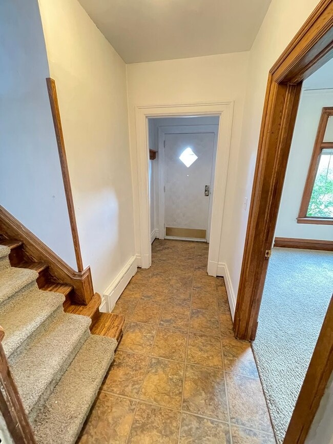 Building Photo - AVAILABLE NOW! - 4 Bedroom 1 Bath Home!