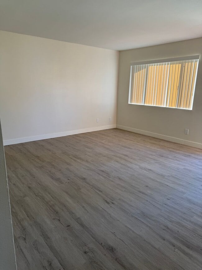 Building Photo - Fully Renovated 2 bedroom 1 Bath Condo