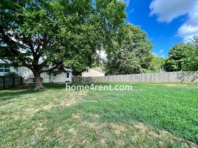 Building Photo - Cozy Duplex w/ Plenty of Space, LVP Flooring and a Fenced Yard!