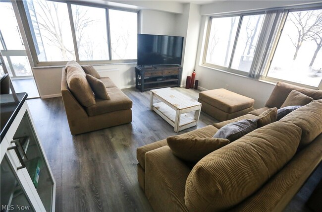 Building Photo - 12520 Edgewater Dr