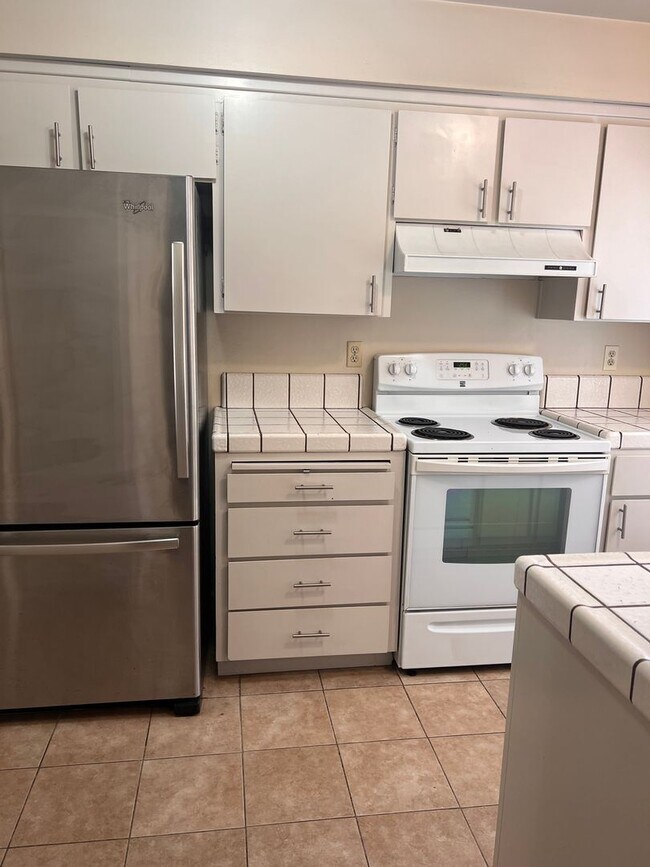 Building Photo - Spacious 2 Bedroom with Attached Garage Cl...