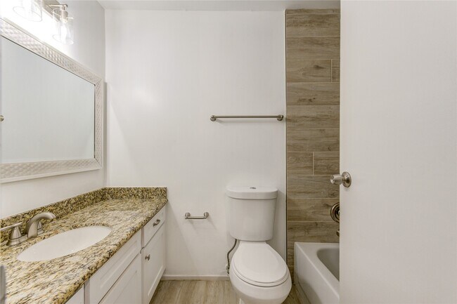 Building Photo - 2114 River Village Dr