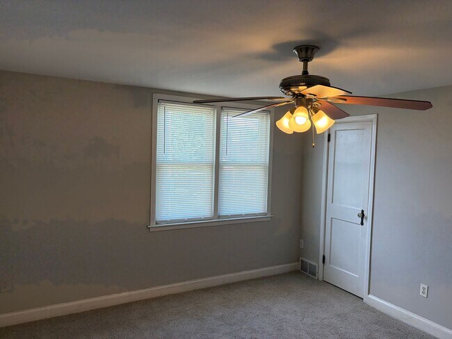 Building Photo - Well Maintained Brick Rowhome in Spring Mill Section of Clifton Heights Is Now Available for Lease