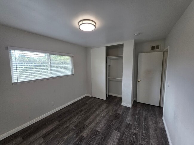 Building Photo - SPACIOUS 4BD/2BA WITH GARAGE, LAUNDRY AND ...