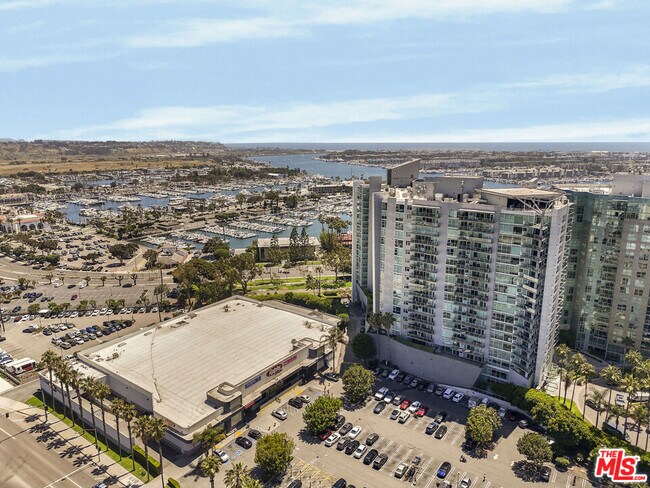 Building Photo - 13600 Marina Pointe Dr