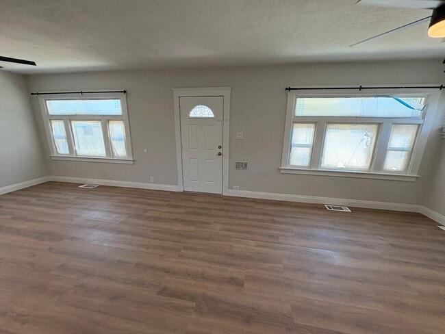 Building Photo - Spacious Tulare home Available Now!