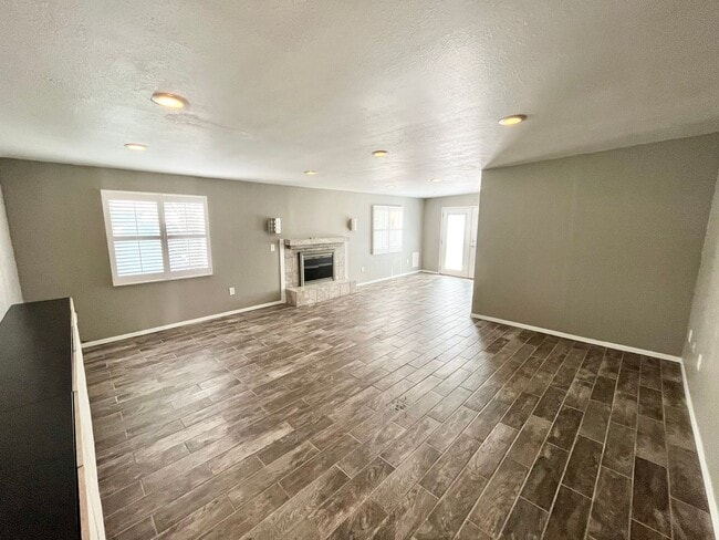 Building Photo - Beautifully Updated 3B 2BA Home w/ AC and ...