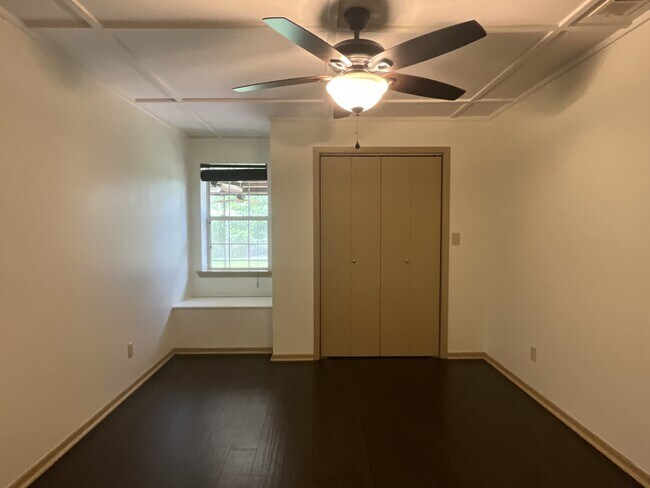 Building Photo - 530 Hilliard Dr
