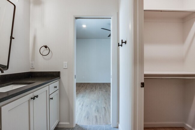 Building Photo - Urban living in Edmond