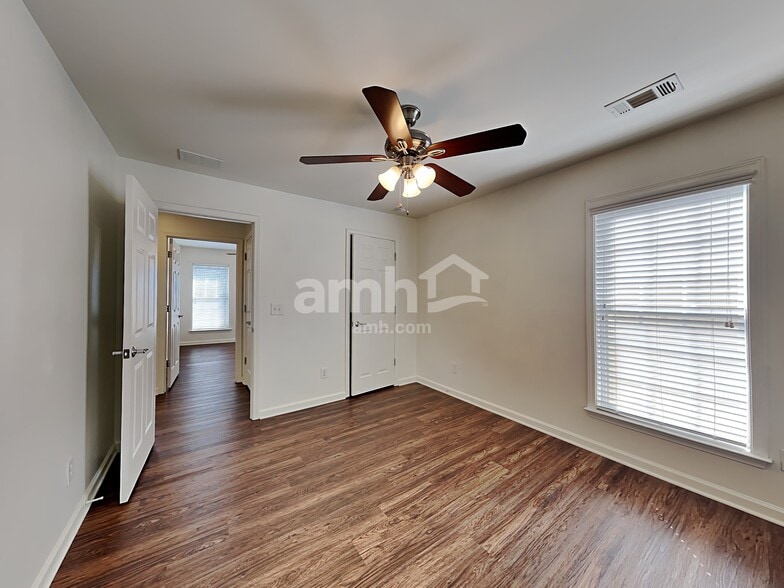 Building Photo - 922 Idlewood Dr