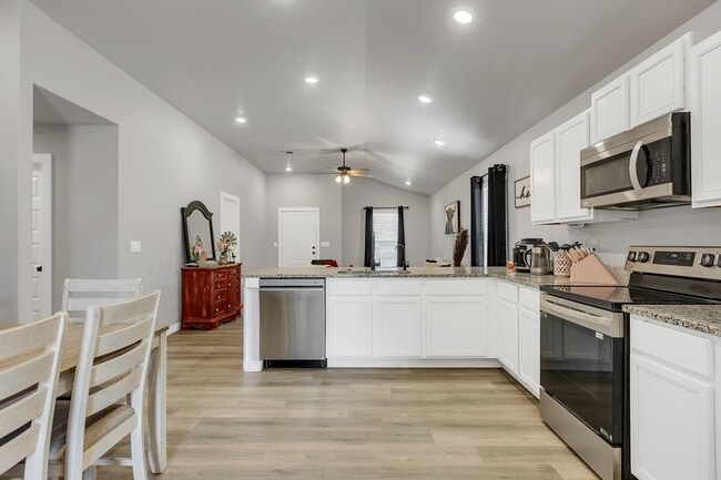 Building Photo - 460 Staghorn Dr