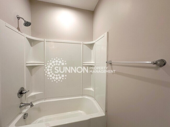 Building Photo - 3 Bedroom Townhome in Mountain Island