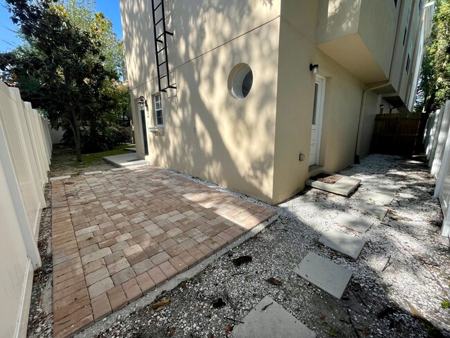 Building Photo - Private Townhouse in Heart of South Tampa