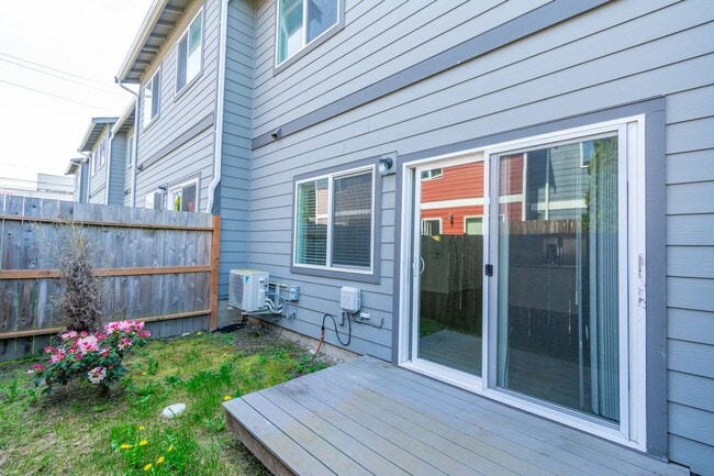 Building Photo - 3 Bedroom/2 Bath townhouse in Kettlecove community